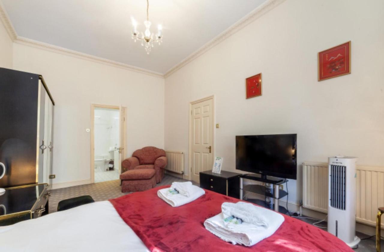 Large 3 Bed In Kensington Gardens *