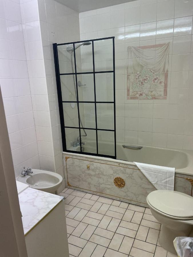 Large 3 Bed In Kensington Gardens Appartement *