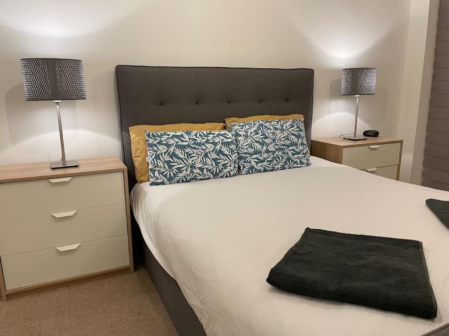 Spacious 2 Bedroom Modern Flat & Parking Londres