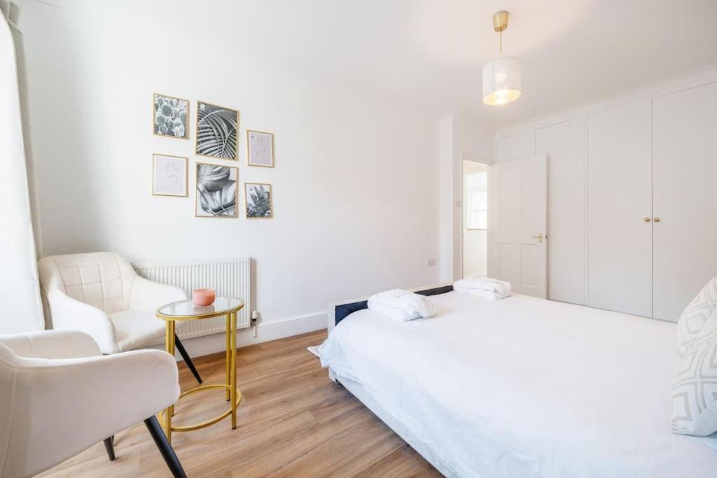 Сasa de vacaciones House 10 Mins To Tower Bridge Hot Tub & Parking *