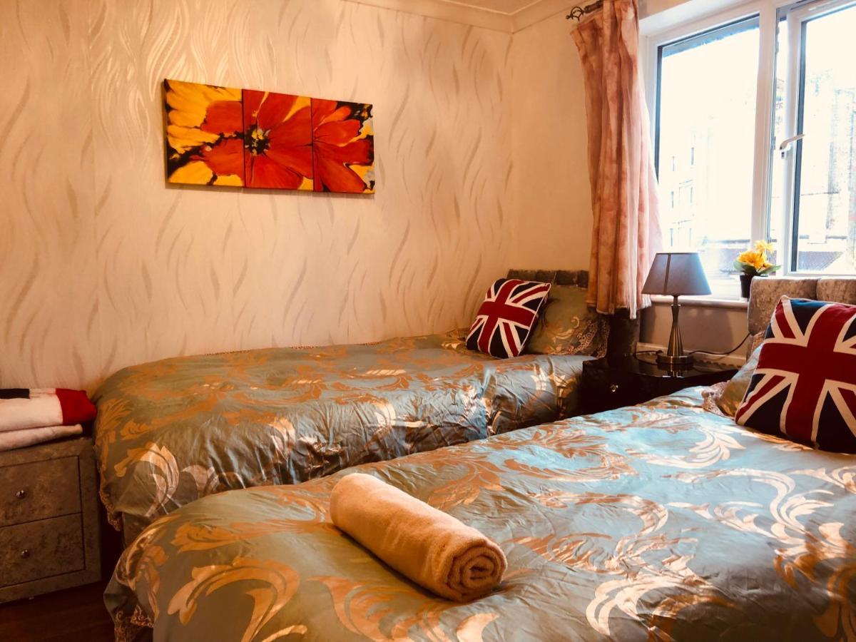 Cheerful 4 Bedroom House With Garden Free Parking Holiday home London