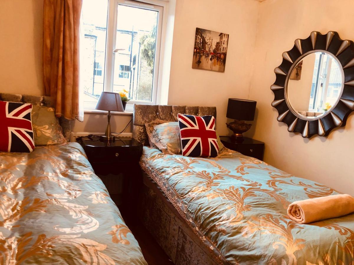 Cheerful 4 Bedroom House With Garden Free Parking Holiday home London