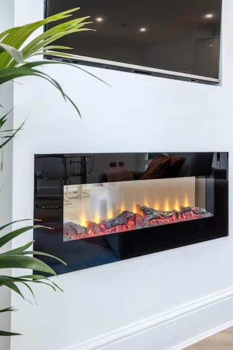 House 10 Mins To Tower Bridge Hot Tub & Parking Сasa de vacaciones