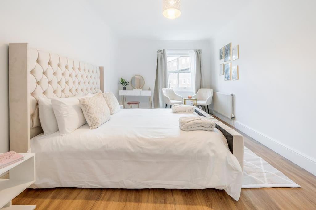 Сasa de vacaciones House 10 Mins To Tower Bridge Hot Tub & Parking
