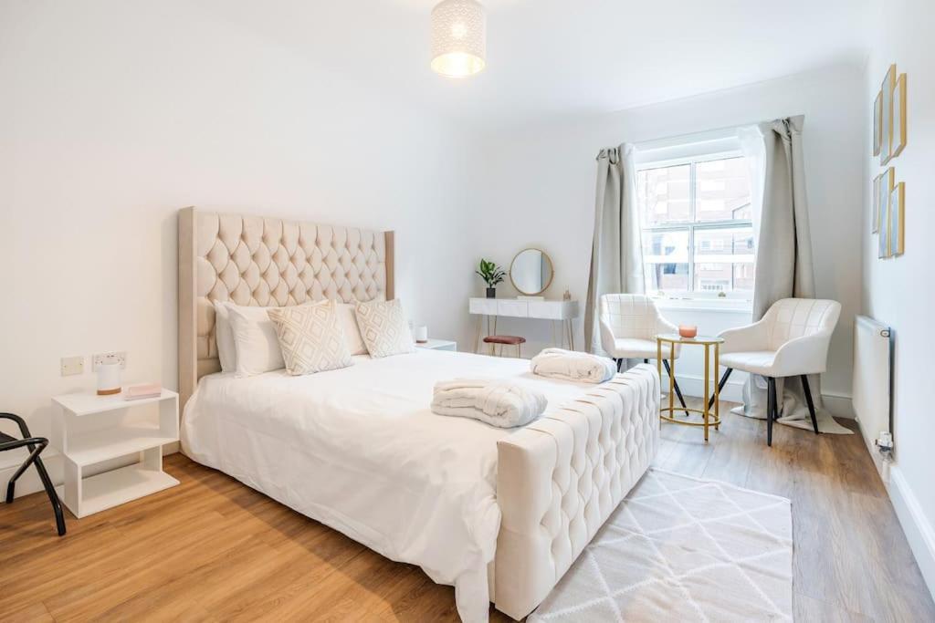 Сasa de vacaciones House 10 Mins To Tower Bridge Hot Tub & Parking