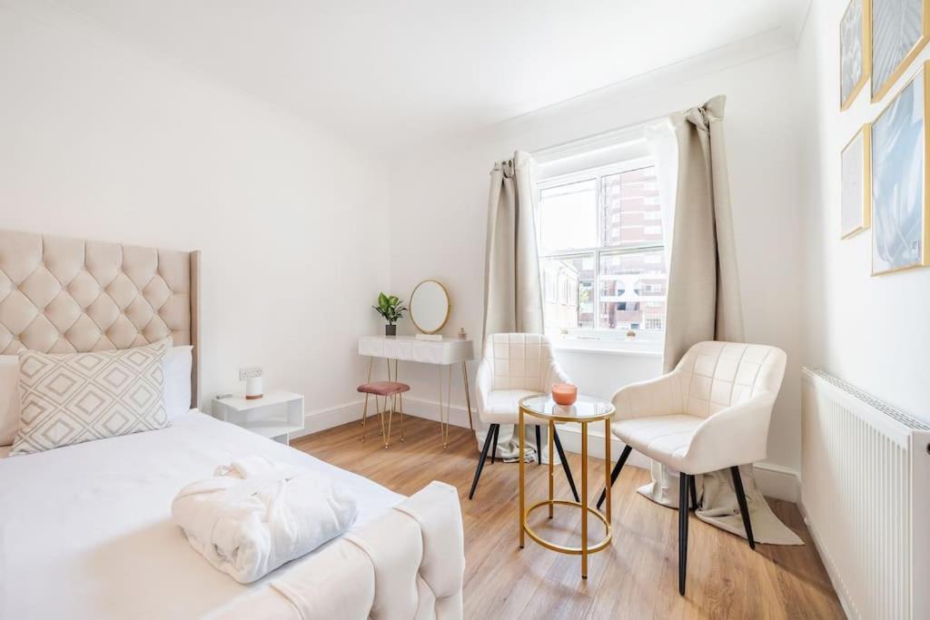 Сasa de vacaciones House 10 Mins To Tower Bridge Hot Tub & Parking