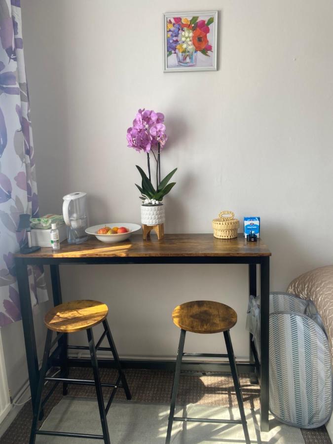 One Double Bedroom In A Shared * Londres