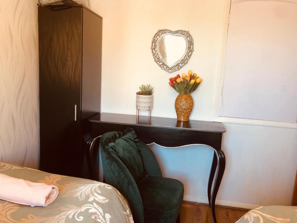 Cheerful 4 Bedroom House With Garden Free Parking Holiday home *