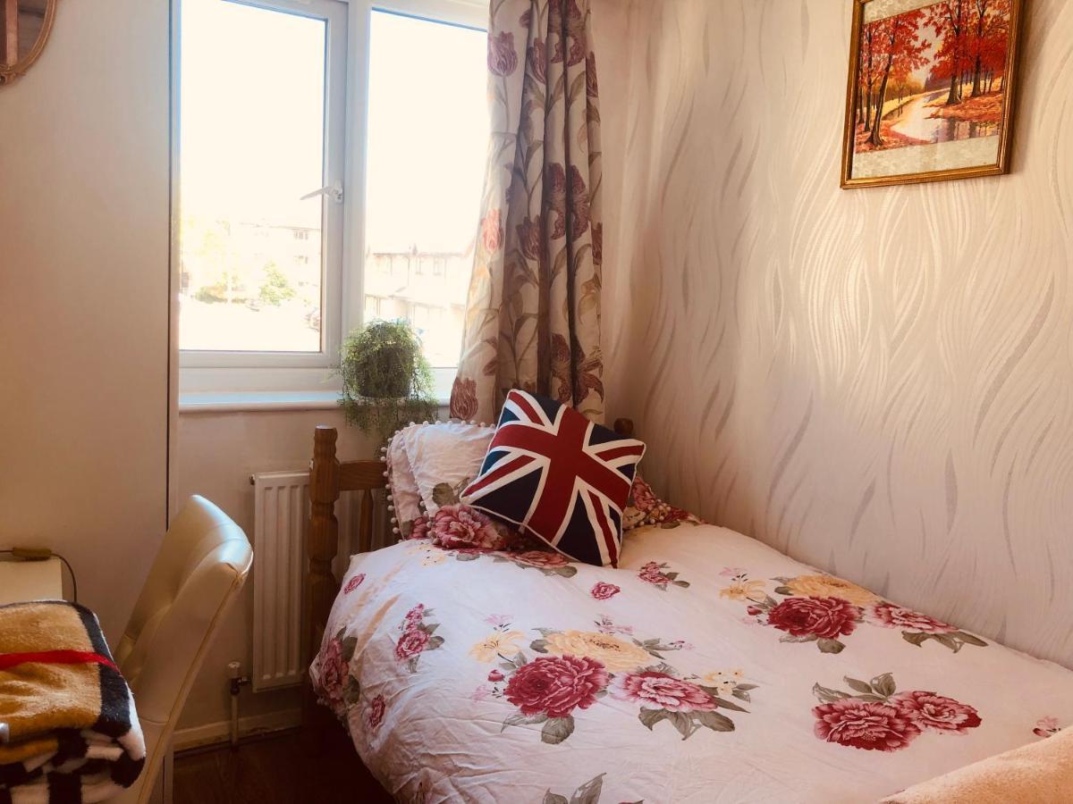 Cheerful 4 Bedroom House With Garden Free Parking Holiday home
