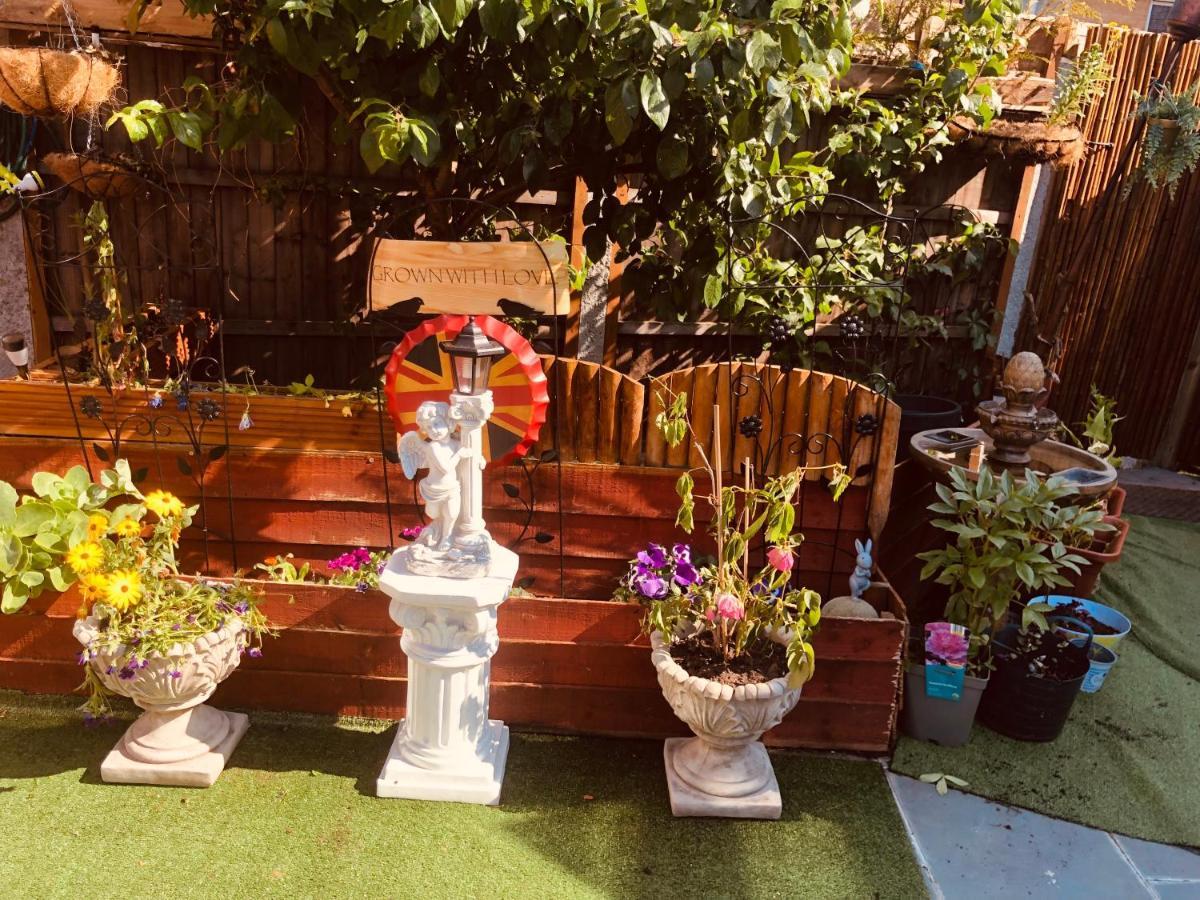Cheerful 4 Bedroom House With Garden Free Parking Holiday home