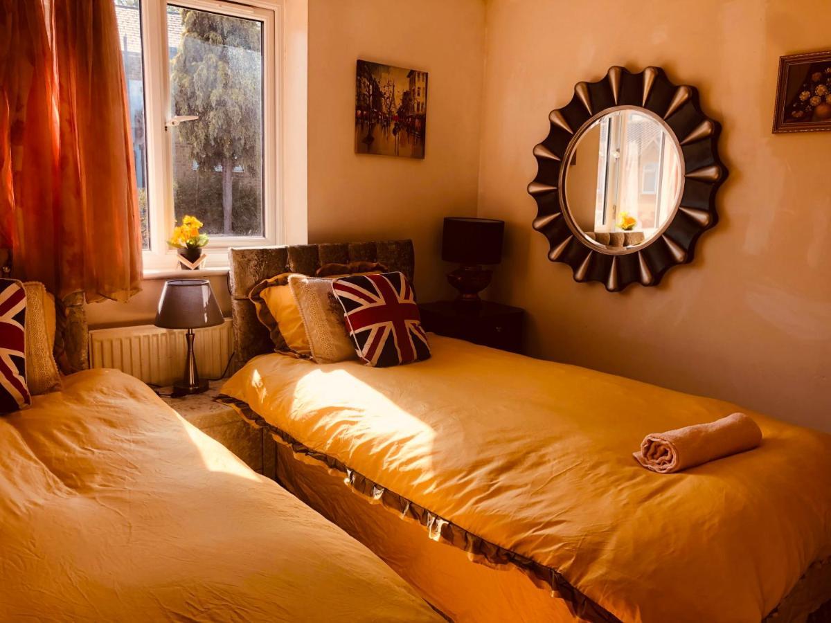 Holiday home Cheerful 4 Bedroom House With Garden Free Parking