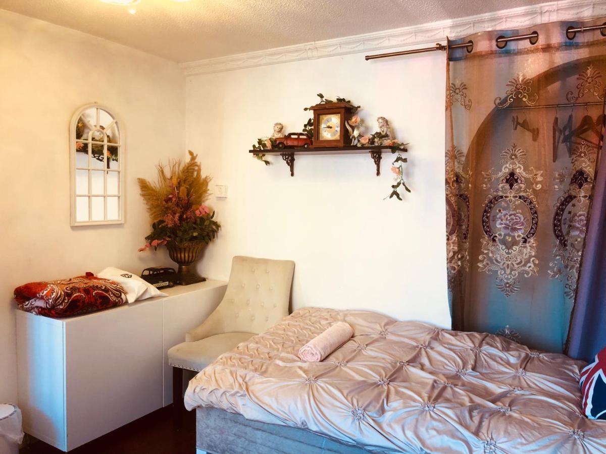 Cheerful 4 Bedroom House With Garden Free Parking Holiday home *
