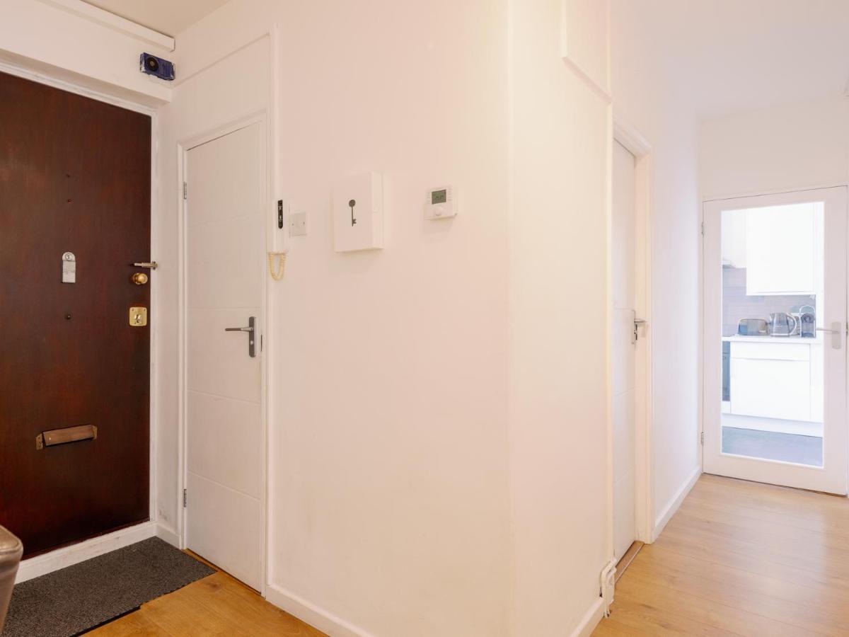 Spacious Flat In South With Balcony - Pass The Keys *