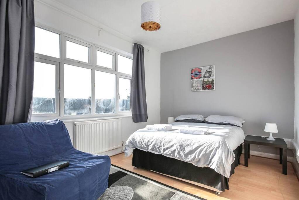 Large Modern With Garden Sleeps 10 Guests *