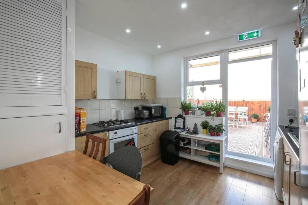 Apartment Large Modern With Garden Sleeps 10 Guests *