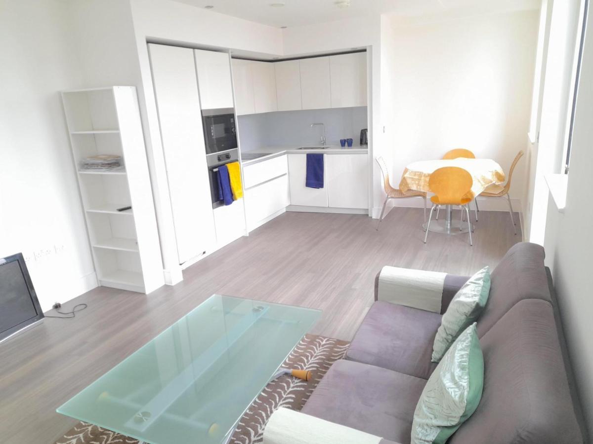 Two Bedroom Near Southall Station! * Londres