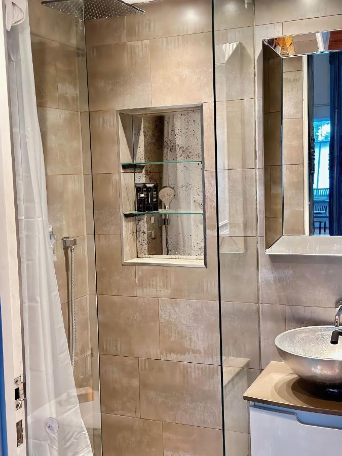 Luxurious 2-bedroom, 2-bathroom Paddington Retreat With En-suite Tv Bed London