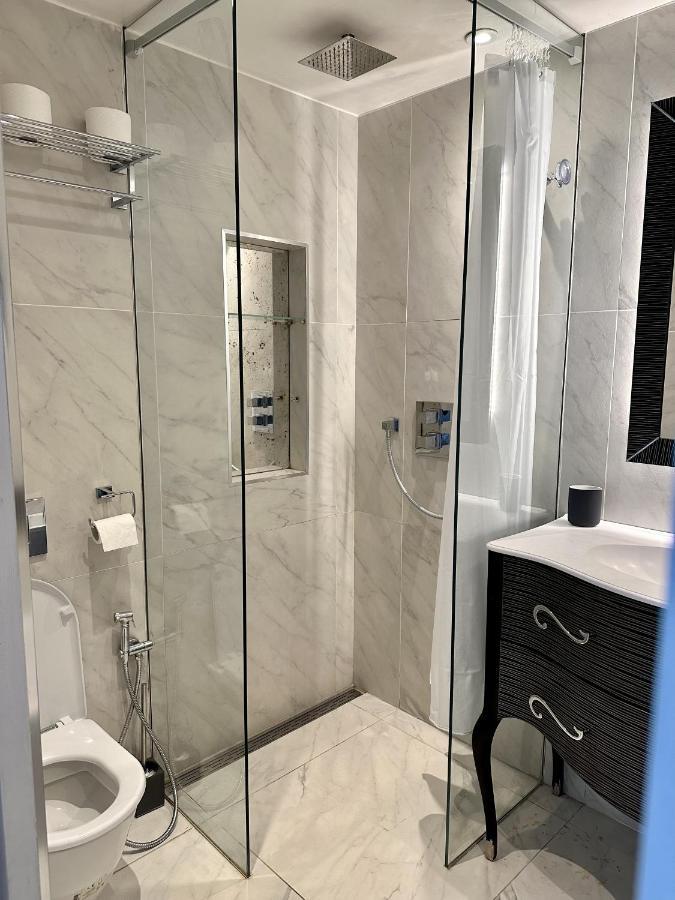 Luxurious 2-bedroom, 2-bathroom Paddington Retreat With En-suite Tv Bed London