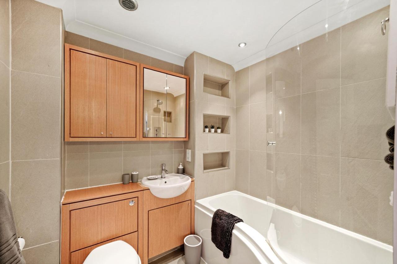 Stunning Central 2 Bed Parking & Garden