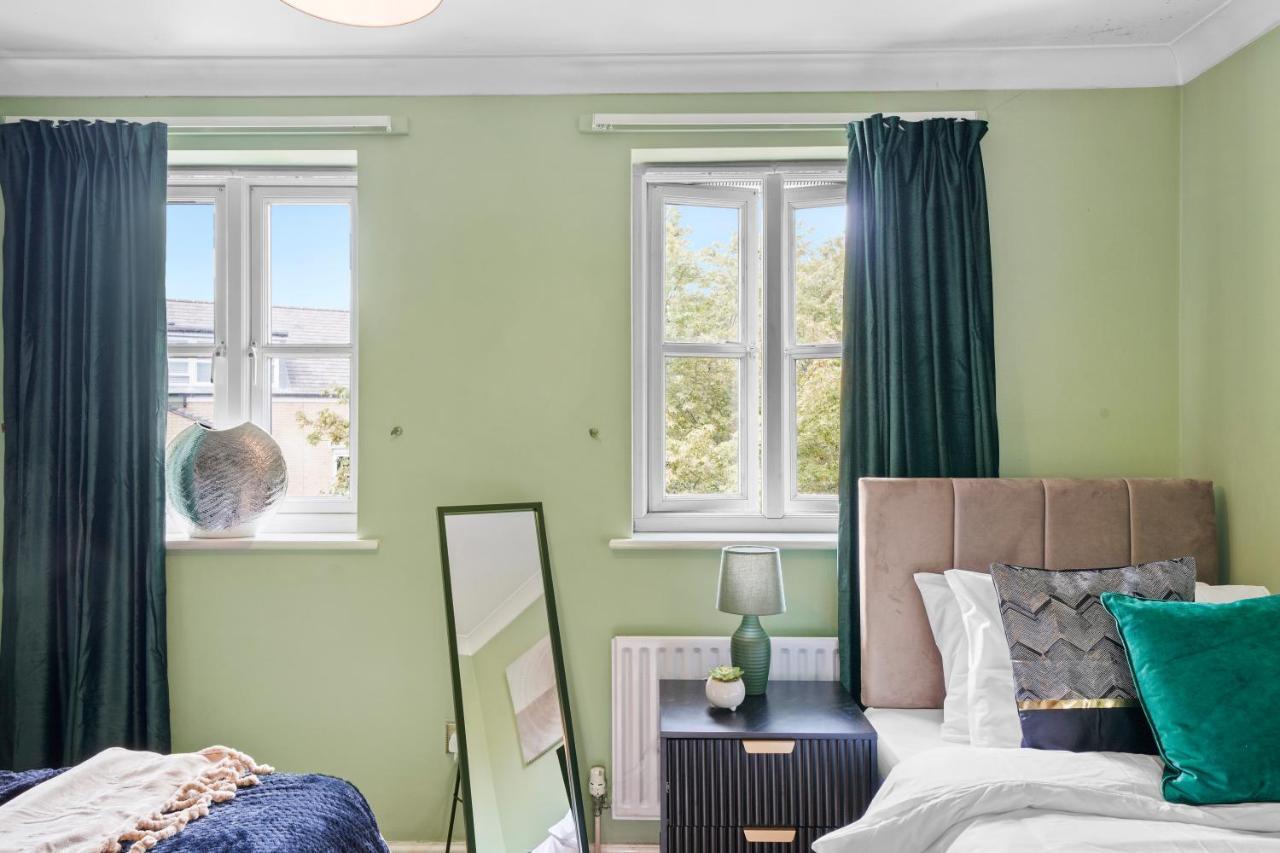 Stunning Central 2 Bed Parking & Garden *