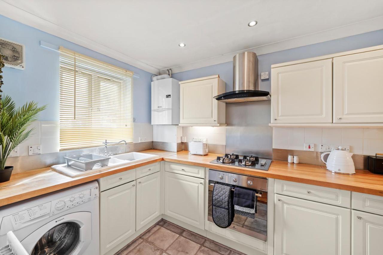 Stunning Central 2 Bed Parking & Garden