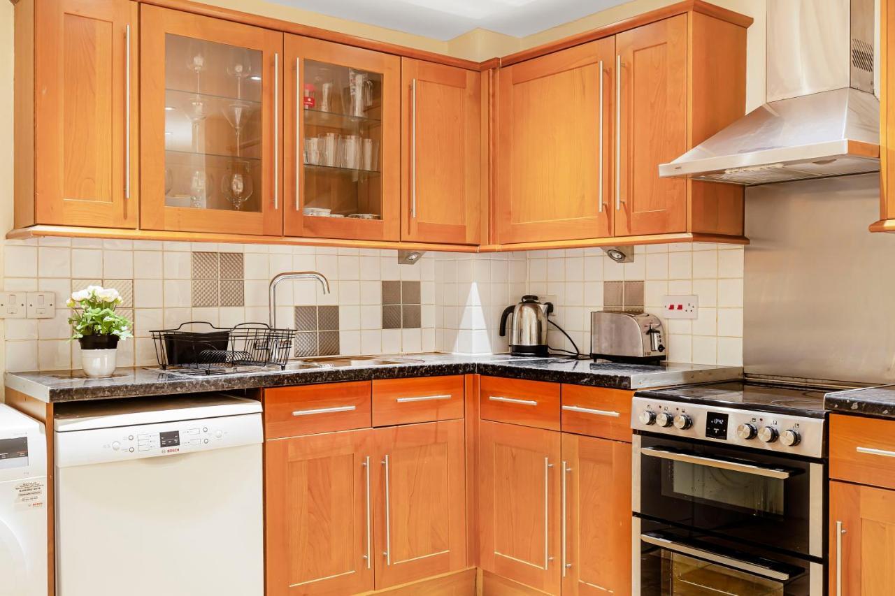 Charming 4 Bed Town House With Roof Terrace