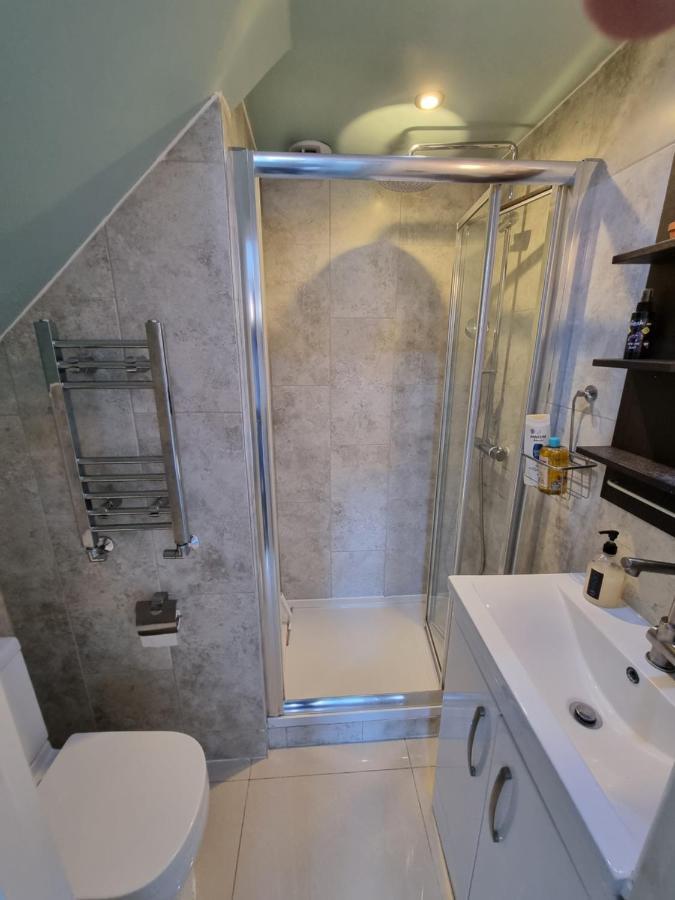 Single With En-suite Shower In Zone 1 Guest house