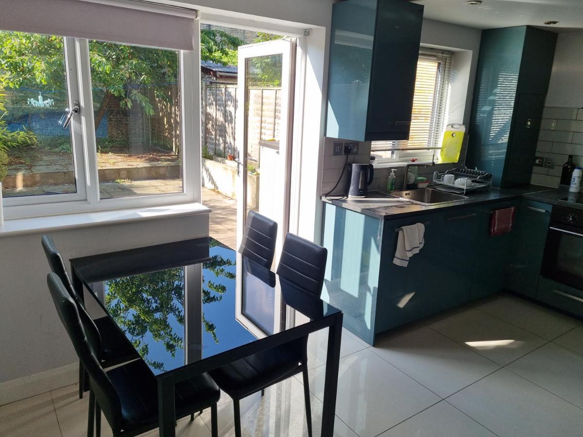 Guest house Single With En-suite Shower In Zone 1 *
