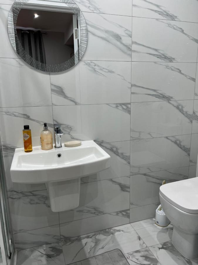 Grand Bleu - - Next To Piccadilly Line Tube Station & Brand New Facilities Londres