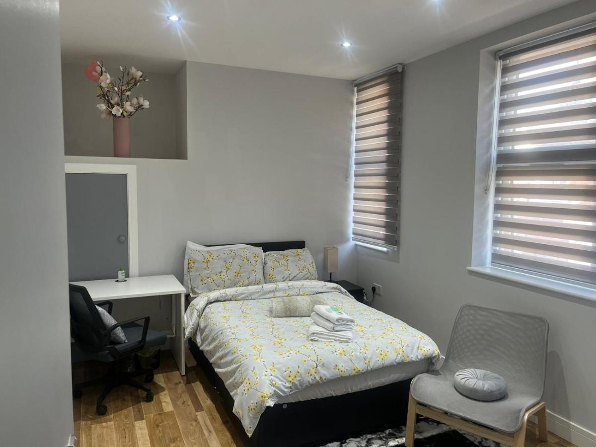 Grand Bleu - - Next To Piccadilly Line Tube Station & Brand New Facilities Hotel