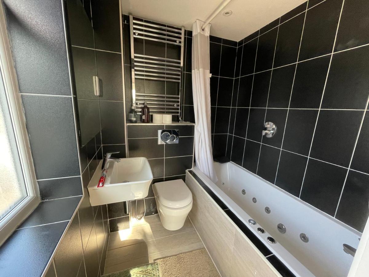 Pousada Luxe Quartet: Spacious 4-bed Retreat Near Elizabeth Line