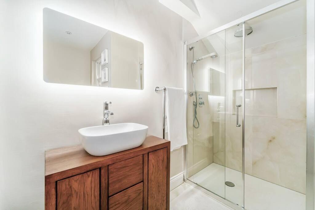 2 Bedroom Garden Flat * Londen