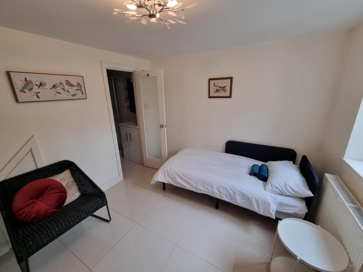 Guest house Single With En-suite Shower In Zone 1