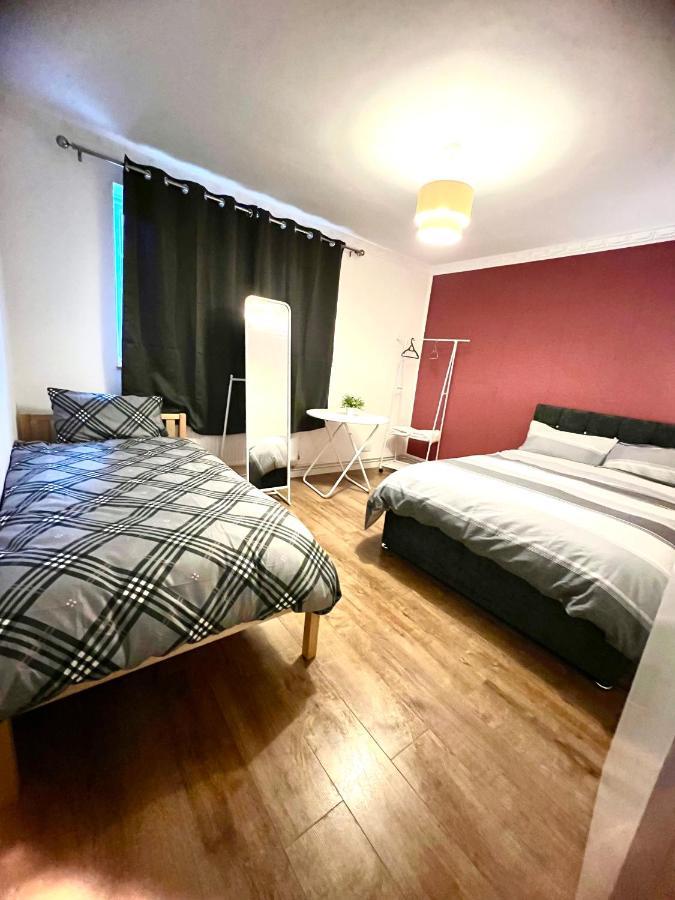 Private With Two Beds Near * London
