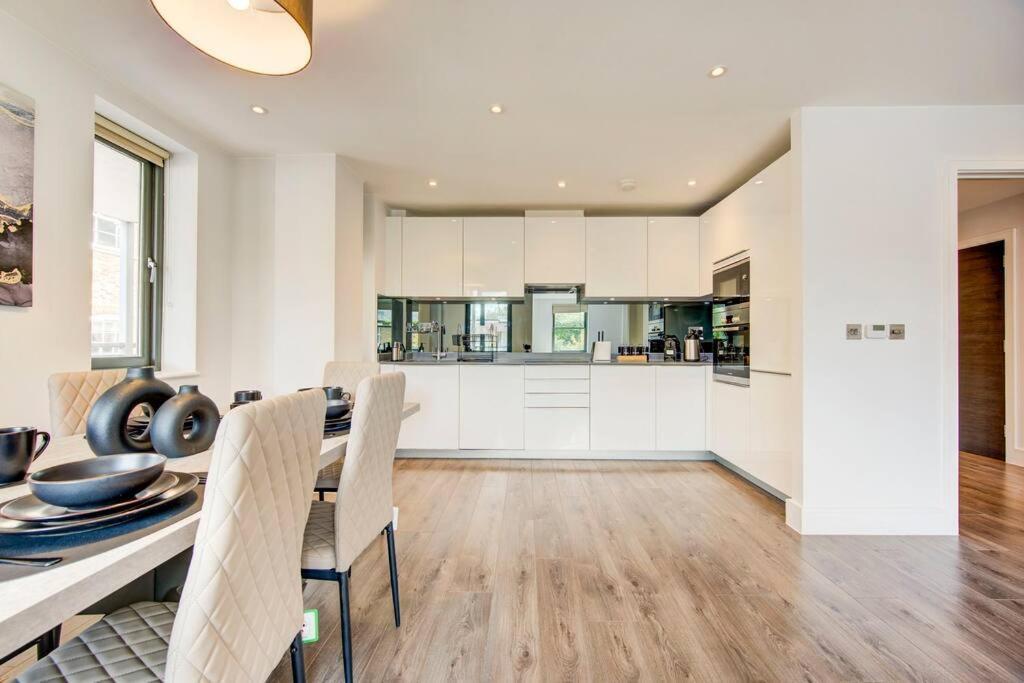 Kew Views 2br Apt By Riverside Apartment London
