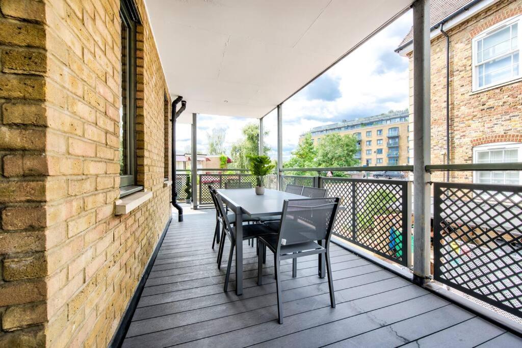 Kew Views 2br Apt By Riverside