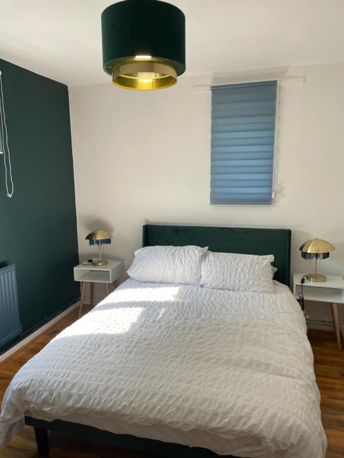 Elegant 2 Bedroom Flat In Chiswick Near Tube Stations *