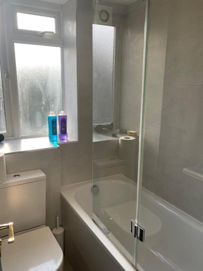 Elegant 2 Bedroom Flat In Chiswick Near Tube Stations Apartamento *