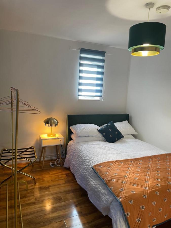 Elegant 2 Bedroom Flat In Chiswick Near Tube Stations