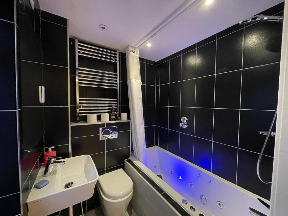 Luxe Quartet: Spacious 4-bed Retreat Near Elizabeth Line Pousada
