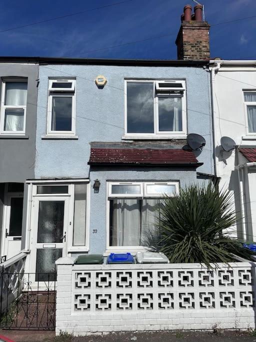 Apartment 18 Min To 5 Min Walk To Abby Wood *