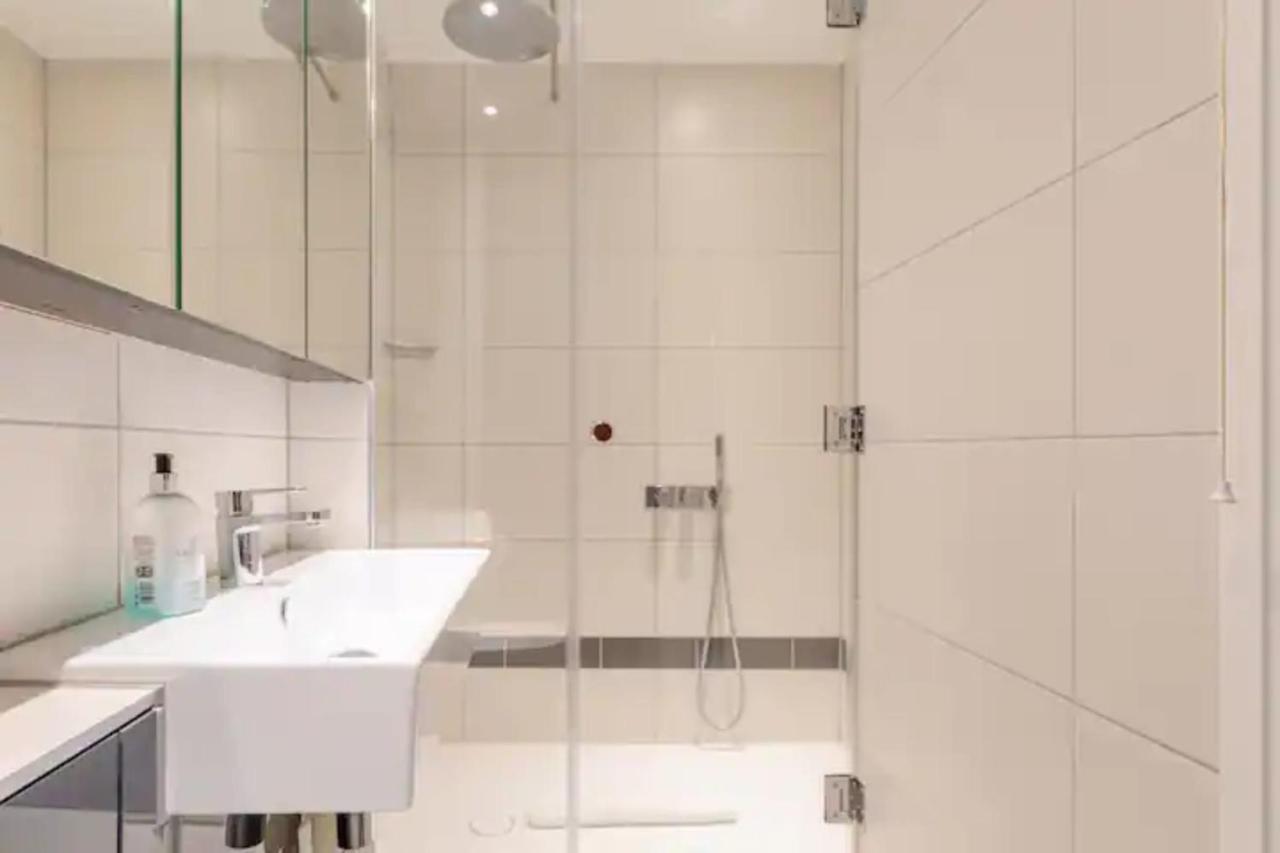 Chic 1bd Flat Wpatio - 2 Mins From Baron's Court! * Londres