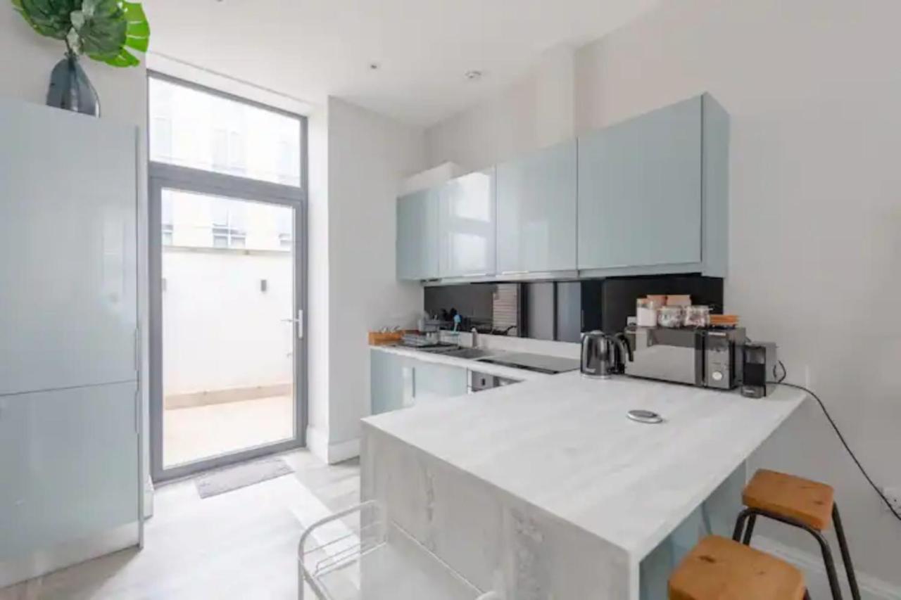 Apartamento Chic 1bd Flat Wpatio - 2 Mins From Baron's Court! Londres