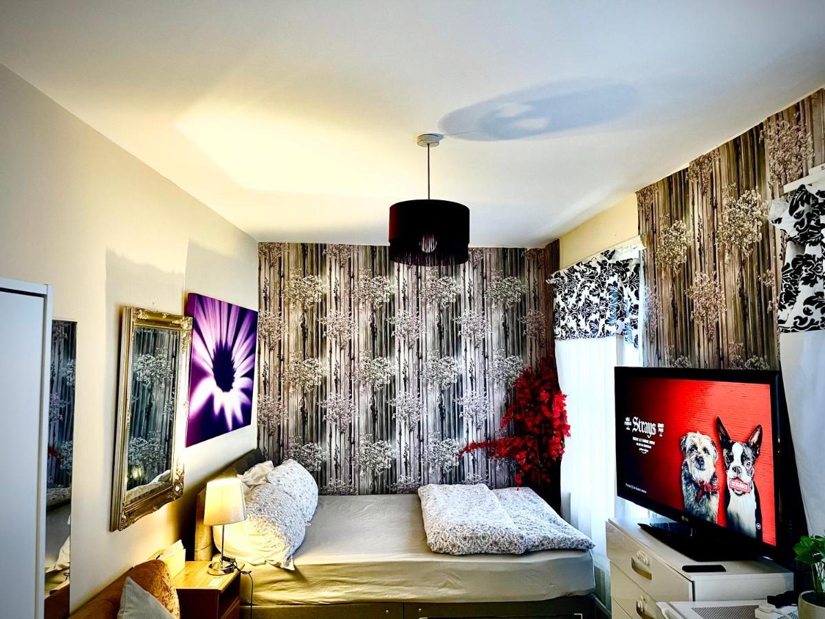 Comfy Double Bedroom With A Private Toilet Séjour chez l'habitant *