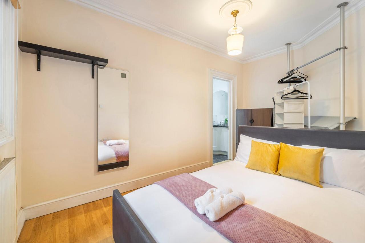 Private Flats In 17th Century Townhouse, Trafalgar Square, Embankment, Waterloo * Londres