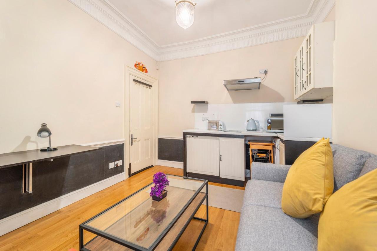 Private Flats In 17th Century Townhouse, Trafalgar Square, Embankment, Waterloo * Londres