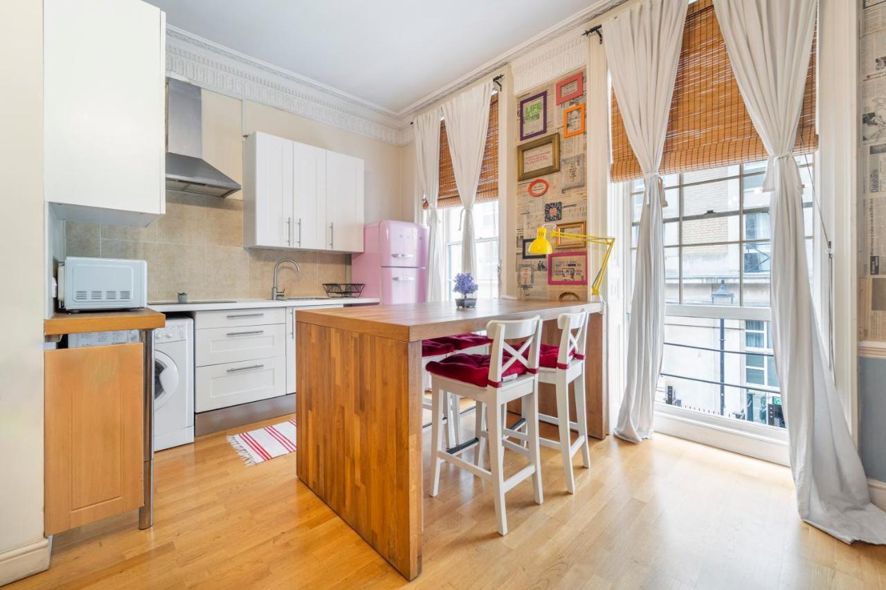 Private Flats In 17th Century Townhouse, Trafalgar Square, Embankment, Waterloo Londres