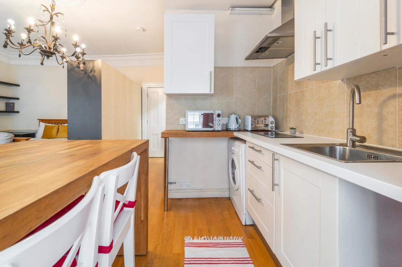 Private Flats In 17th Century Townhouse, Trafalgar Square, Embankment, Waterloo Londres
