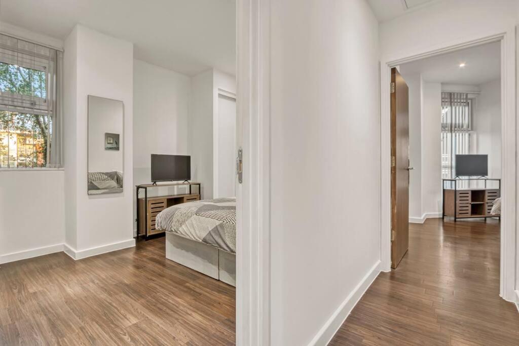Apartment Heathrow 2-bedroom Urban Oasis London