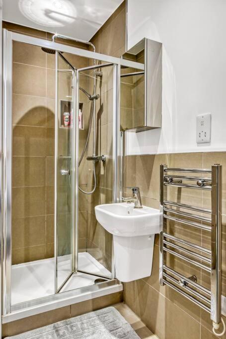 Heathrow 2-bedroom Urban Oasis *